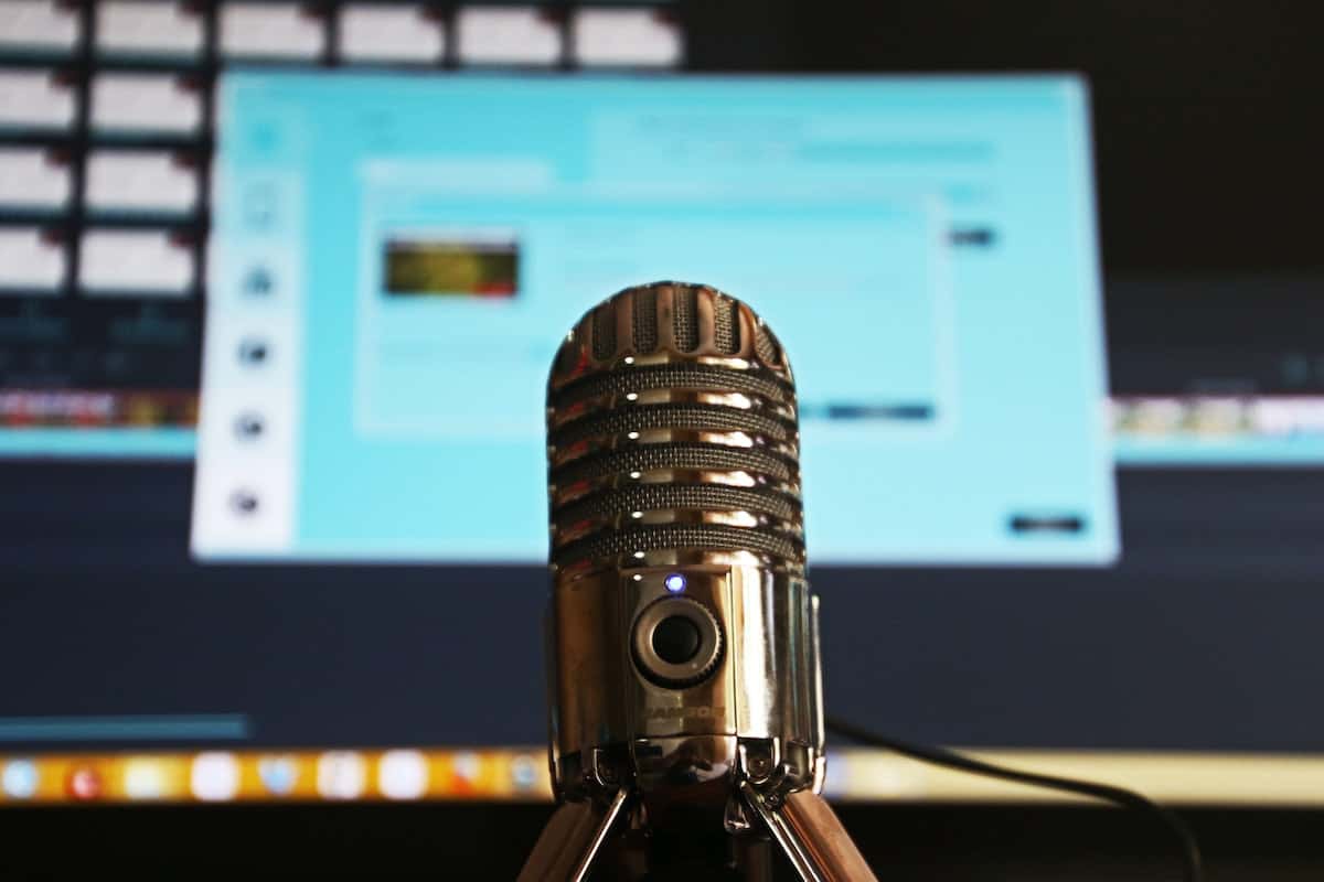 Picture of a microphone in front of laptop.